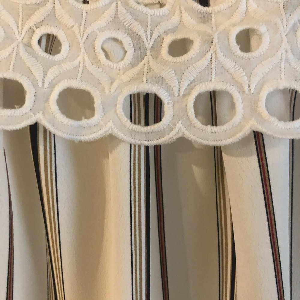 ๐ Eyelet Trimmed Top ๐ค - Picture 4 of 4